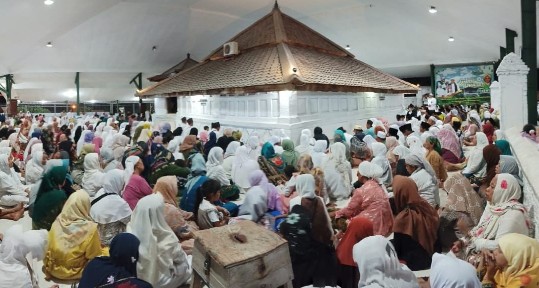 1380 Jamaah Istighfar Kejeron Ikuti Agenda Rutin Tahunan Ziaroh ke Makam Wali