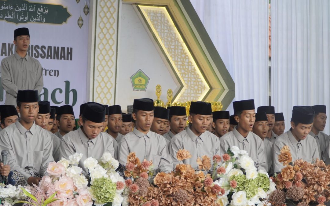 Momen Khidmat Wisuda Santri Assholach: Mencetak Generasi Beradab dan Berilmu