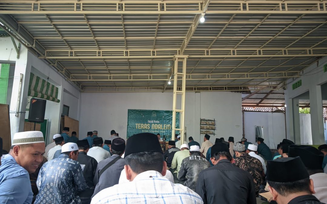 Melestarikan Tradisi Ilmu: Gus Lutfil Hakim Kupas Tuntas Adab Berpakaian dan Bahaya Khamr dalam Pengajian Irsyadul Ibad