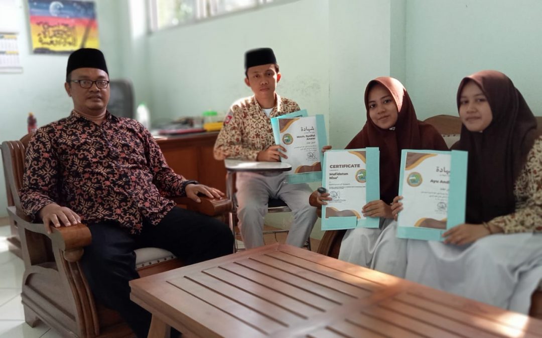 Pemberian Reward Kepada Siswa Berprestasi MA Assholach