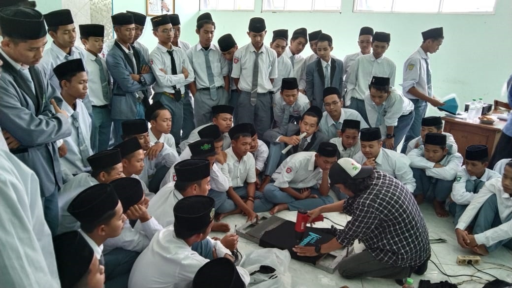 MA Assholach Tingkatkan Kompetensi Siswa dengan Keterampilan Sablon