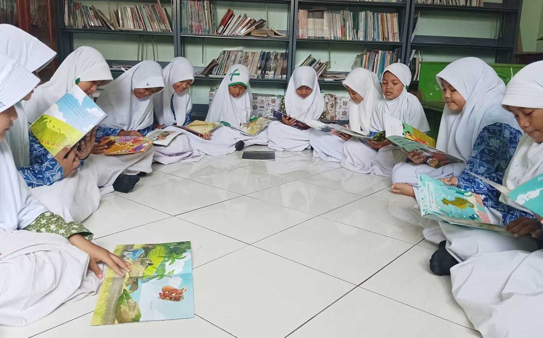 Perpustakaan Assholach Terima Hibah Buku dari Litara Foundation
